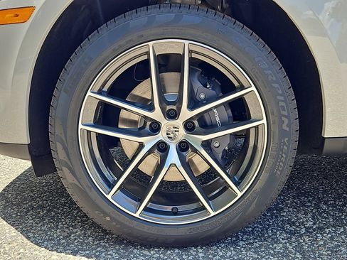 Certified 2026 Porsche Macan AWD/4WD image 8