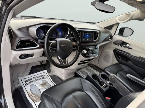 Used 2020 Chrysler Pacifica Touring-L FWD image 14