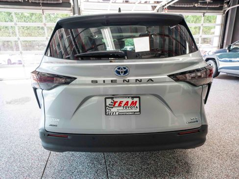 Used 2023 Toyota Sienna XLE w/ XLE Plus Package AWD/4WD image 3