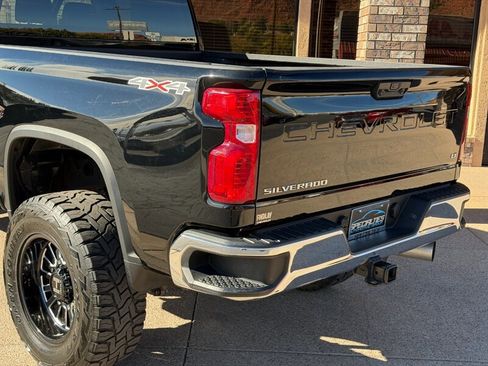 Used 2024 Chevrolet Silverado 2500 LT w/ Convenience Package image 14
