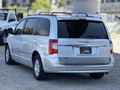 Used 2011 Chrysler Town & Country Touring-L w/ Entertainment Group #2 FWD image 8