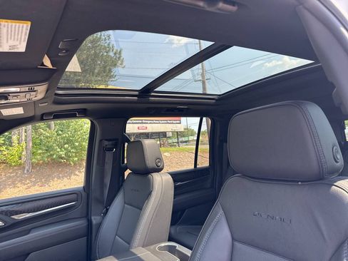 Used 2024 GMC Yukon XL Denali AWD/4WD image 10
