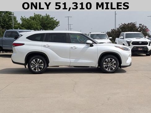 Used 2023 Toyota Highlander XLE FWD image 4