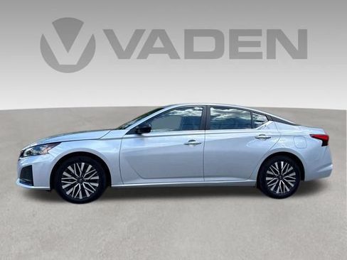 Certified 2025 Nissan Altima 2.5 SV FWD image 17