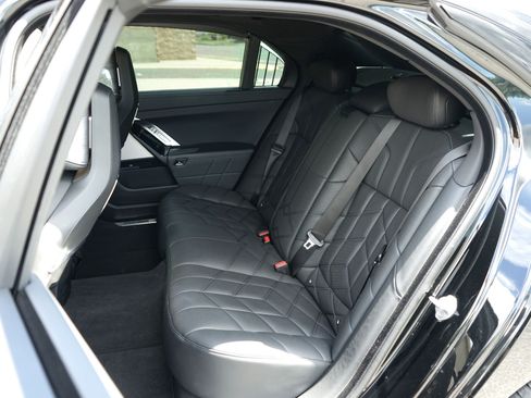 Used 2025 BMW 740i xDrive AWD/4WD image 37