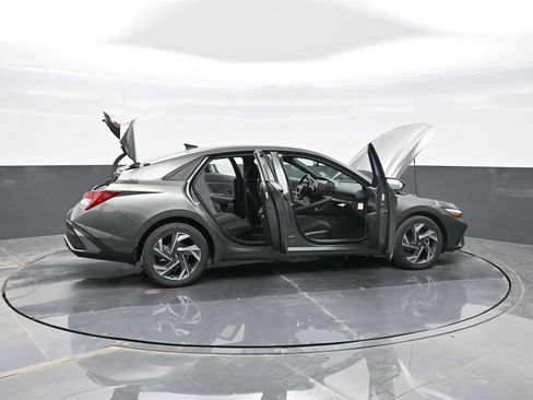 Used 2025 Hyundai Elantra SEL FWD image 41