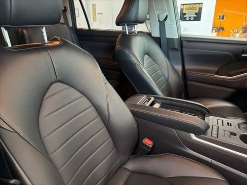 Used 2022 Toyota Highlander XLE image 30