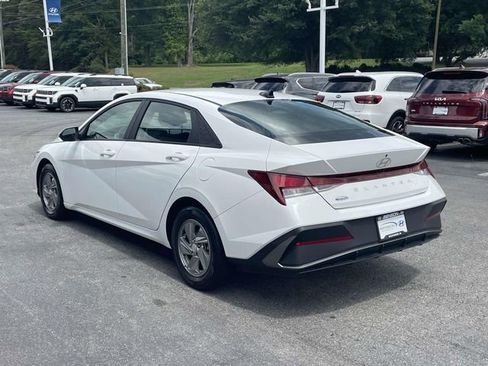 Used 2024 Hyundai Elantra SE FWD image 5