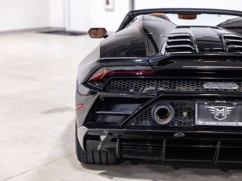 Used 2023 Lamborghini Huracan EVO AWD/4WD image 14