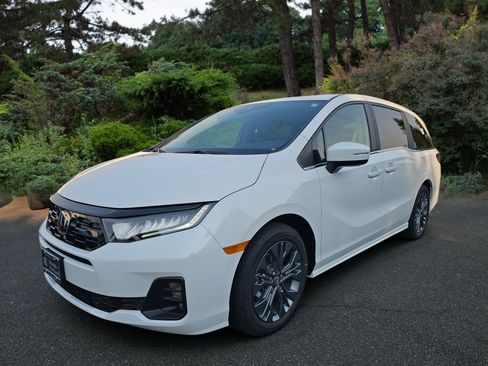 New 2026 Honda Odyssey Touring image 3