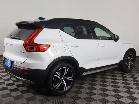 Used 2021 Volvo XC40 T5 R-Design image 11