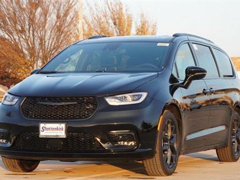New 2026 Chrysler Pacifica Limited image 3