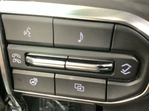 Used 2025 GMC Acadia Elevation image 18