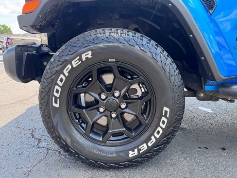 Used 2022 Jeep Gladiator Sport AWD/4WD image 9