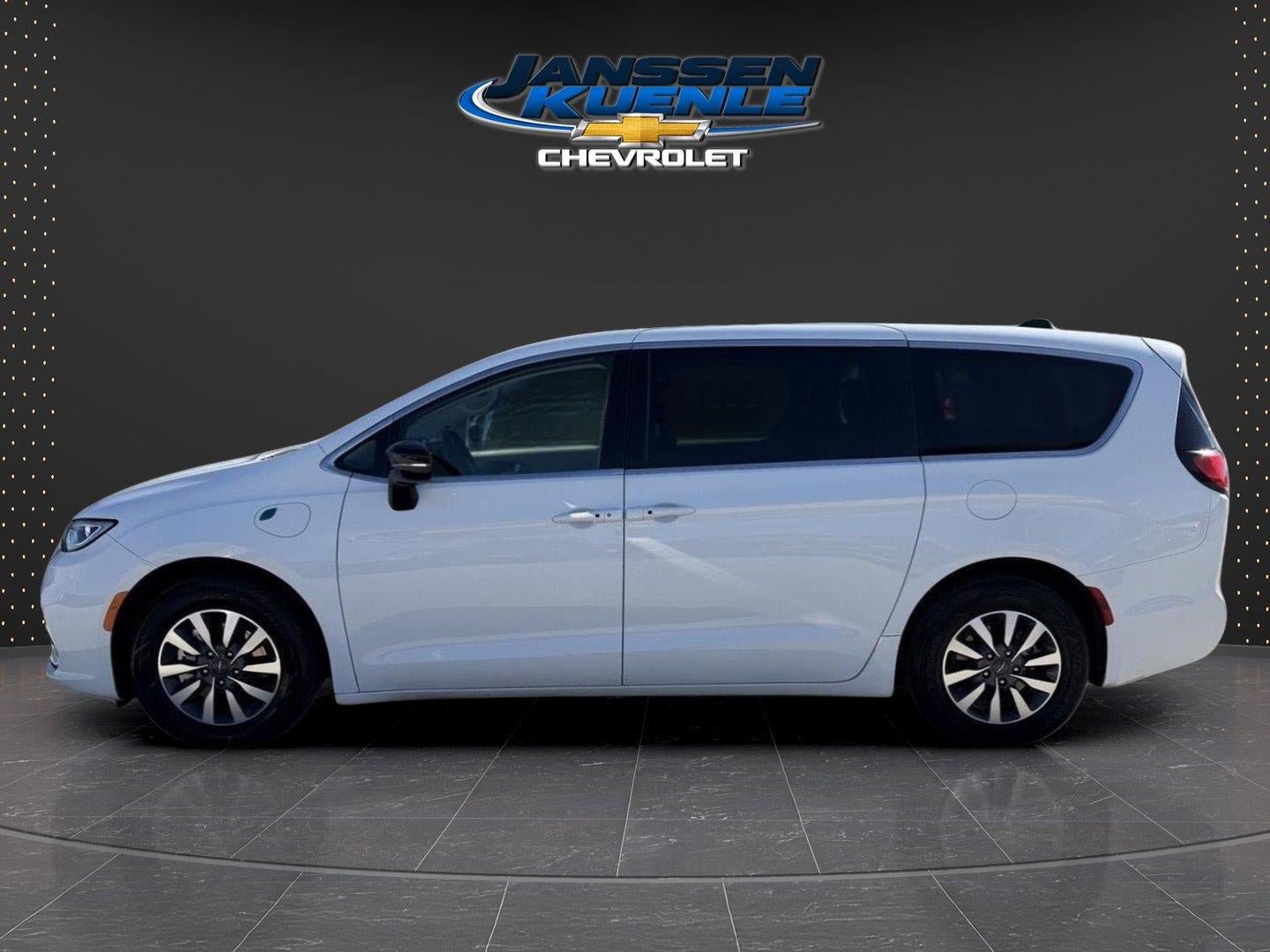 Used 2024 Chrysler Pacifica Limited FWD image 2