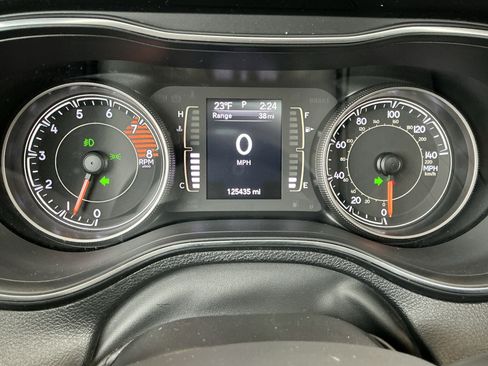 Used 2019 Jeep Cherokee Latitude Plus w/ Comfort/Convenience Group image 8