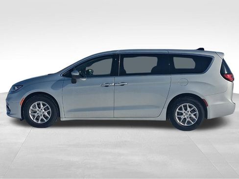 Used 2023 Chrysler Pacifica Touring-L image 10