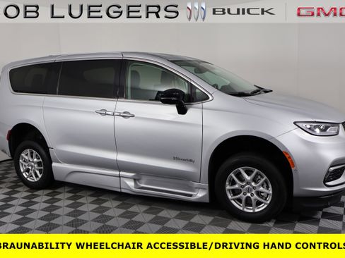 Used 2024 Chrysler Pacifica Touring-L FWD image 2