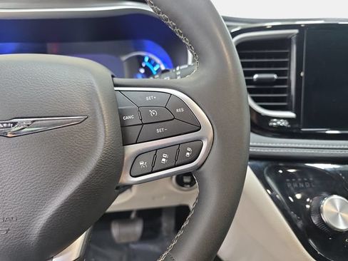 Used 2024 Chrysler Pacifica Limited FWD image 18