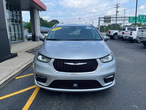 Used 2023 Chrysler Pacifica Touring-L image 2