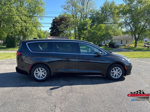 Used 2023 Chrysler Pacifica Touring-L FWD image 4