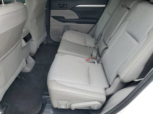 Used 2016 Toyota Highlander Plus FWD image 22