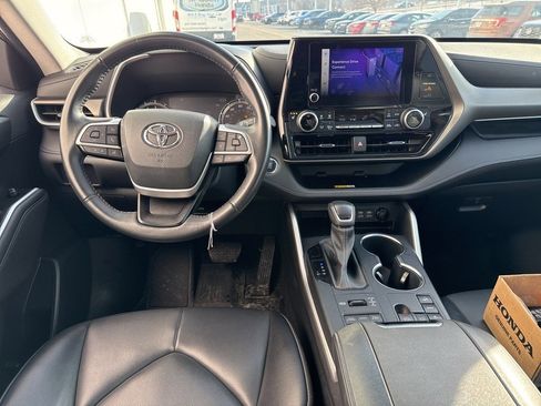Used 2023 Toyota Highlander XLE image 6