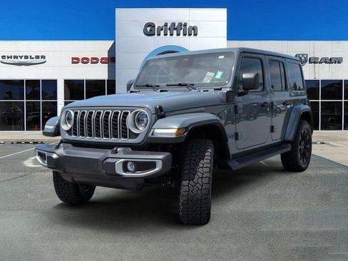 Used 2025 Jeep Wrangler Unlimited Sahara AWD/4WD image 11