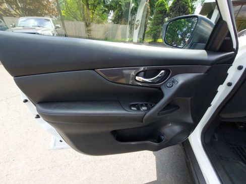 Used 2018 Nissan Rogue SV AWD/4WD image 8