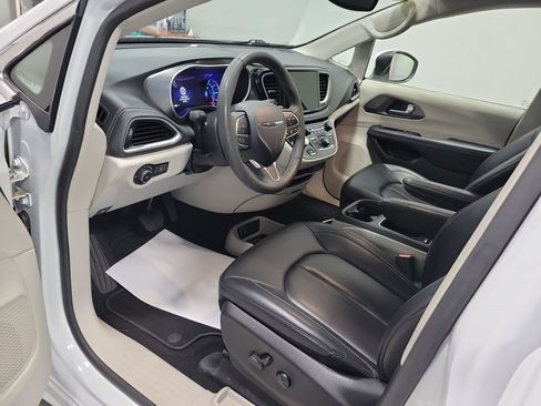 Used 2023 Chrysler Pacifica Touring-L FWD image 30