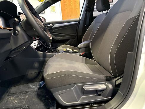 Used 2025 Volkswagen Jetta Sport FWD image 4