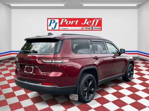 Used 2023 Jeep Grand Cherokee L Limited w/ Black Appearance Package AWD/4WD image 4