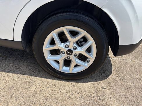 Used 2025 Kia Soul LX w/ LX Technology Package FWD image 23
