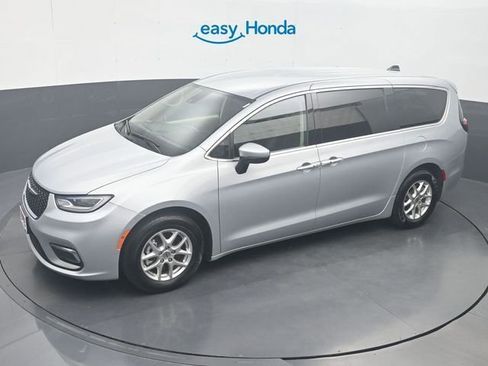 Used 2023 Chrysler Pacifica Touring-L FWD image 22