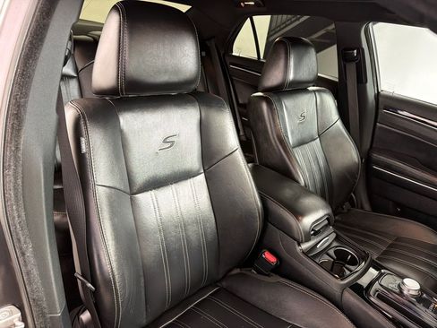 Used 2018 Chrysler 300 S w/ 300S Premium Group RWD image 26