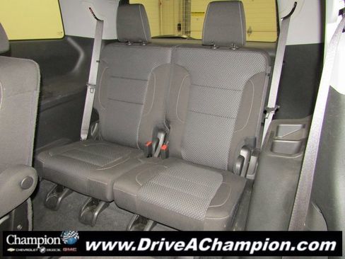 Used 2023 GMC Acadia SLE image 15