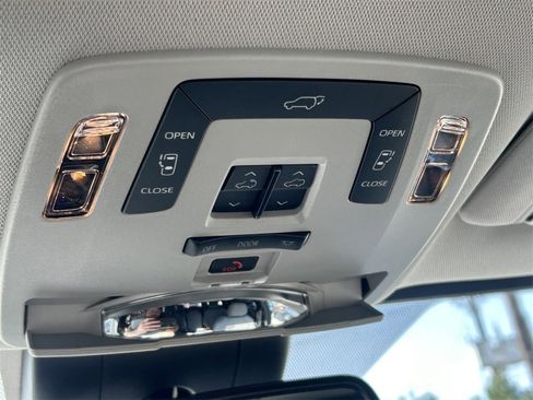 Used 2025 Toyota Sienna XLE w/ XLE Plus Package image 21