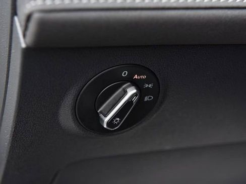 Certified 2025 Volkswagen Taos SE image 10