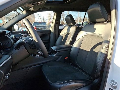 Used 2025 Jeep Grand Cherokee L Altitude image 9