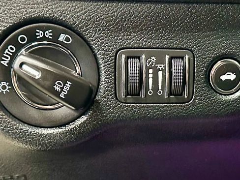 Used 2018 Chrysler 300 Limited w/ Safetytec Plus Group image 22