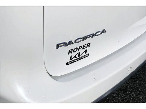 Used 2020 Chrysler Pacifica Touring-L image 28