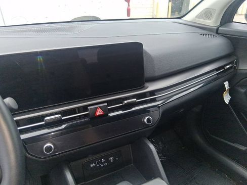 Certified 2026 Kia Sportage EX FWD image 11