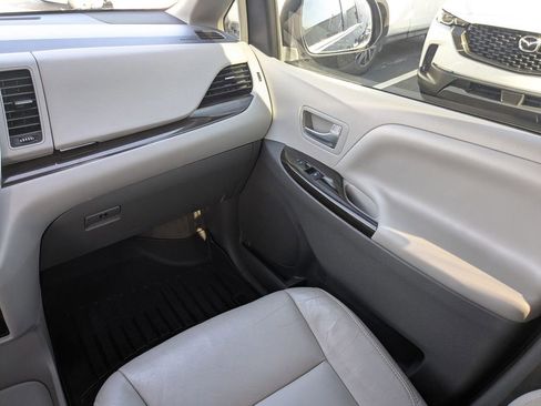 Used 2018 Toyota Sienna XLE Premium image 18