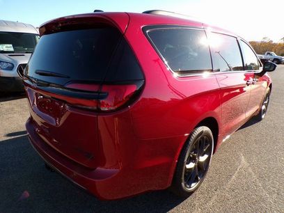 New 2026 Chrysler Pacifica Limited w/ S Appearance Package