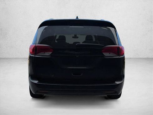 Used 2018 Chrysler Pacifica Touring-L Plus FWD image 4