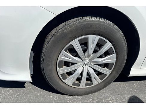 Used 2019 Toyota Camry LE image 7