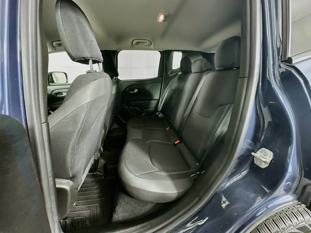 Certified 2023 Jeep Renegade Latitude w/ Premium Group AWD/4WD image 36