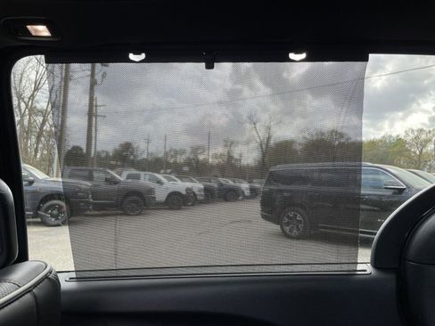 Used 2025 Chrysler Pacifica Limited image 36