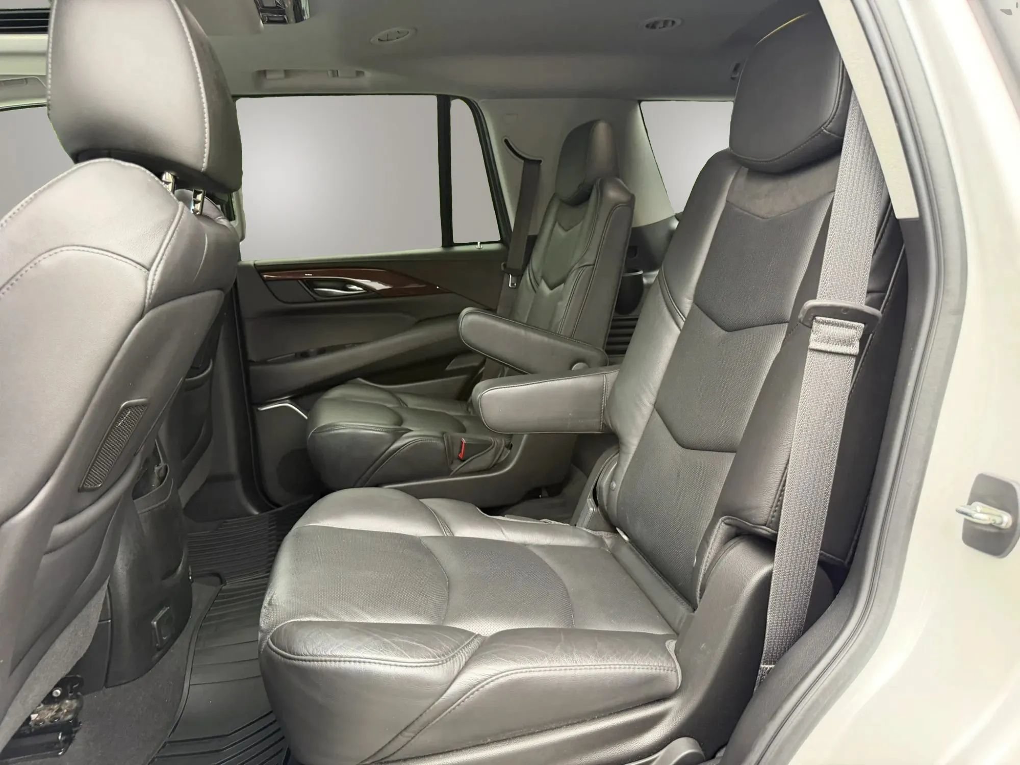 Used 2018 Cadillac Escalade Luxury AWD/4WD image 19