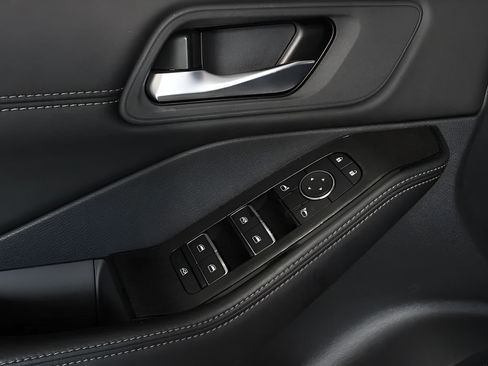 Used 2024 Nissan Rogue SL FWD image 9